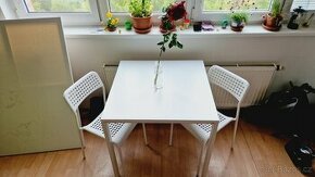 Jídelní stůl se židlemi bílá barva