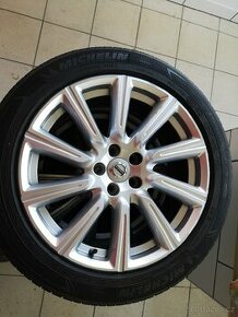 Pneu Michelin 245/45 R18 - 1