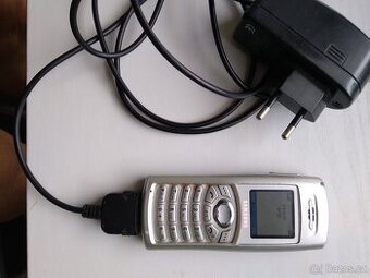 Starý tlačítkový mobil Samsung SGH-C100