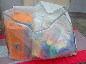 Velké lego kostky a pracovní stůl v kufříku
