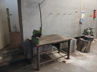 Dílenský pracovní stůl 3m x0,89m s nůžkami na plech
