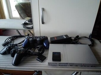 Playstation 2 se dvouma ovladači a paměťovou kartou.