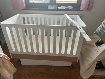 Dětská postýlka s nebesy