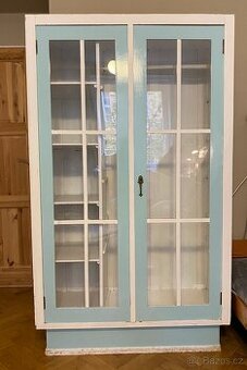 Starožitná skříň masiv 106x48x180 modrá bílá prosklená