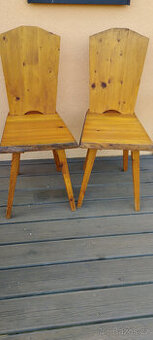 dvě židle z masivu na chalupu
