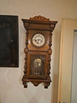 Staré hodiny a harmonika