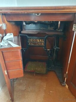 Šicí stroj skříňkový