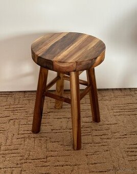 Dřevěná stolička z masivu