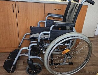 INVALIDNÍ VOZÍK - 1