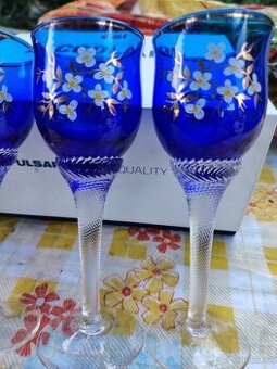 Modré skleničky na nožce