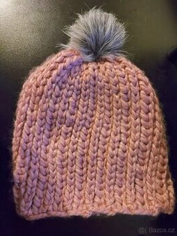 Ručně háčkovaný kulich s bambulí