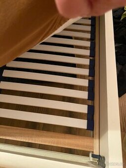 Postel z masivu s dekorem opotřebení