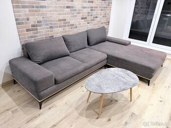 Rohová sedací souprava a podnožník.