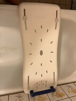 Sedačka na vanu s madlem