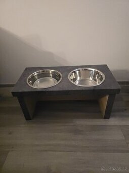 Stojánek na misky pro psa