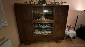 Art deco nábytkový set – vitrína + 2 skříně
