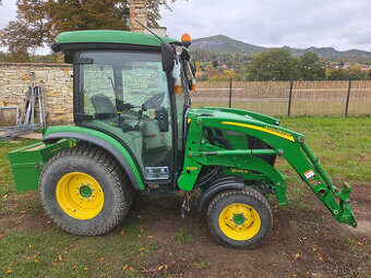 Traktor John Deere 3045R.
