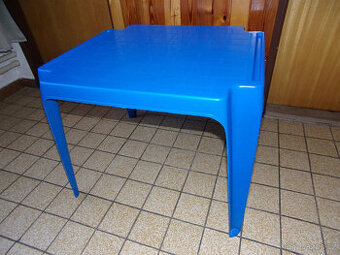 Plastový stoleček