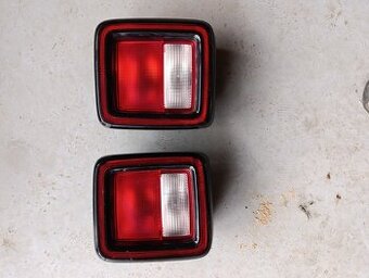Prodám zadní světla na Jeep Wrangler JL nepoškozená.
