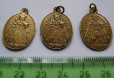 Starý kovový medailon, přívěšek - jezulátko