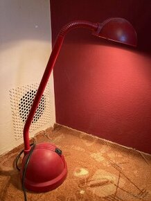 Červená stolní lampa