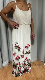 Bílé dlouhé šaty s květovanou sukní