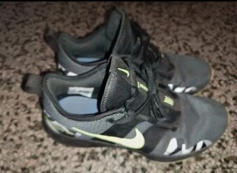 Nike varsity compete tr 2 vel 43