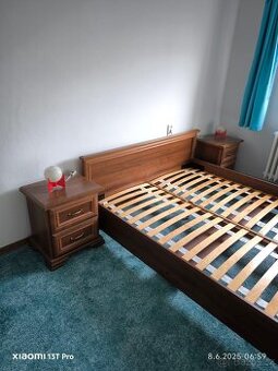 Manželská postel s nočními stolky
