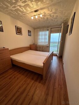 Manželská postel a skříňky