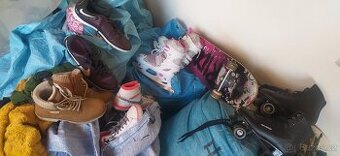Cca 600 ks oblečení do bazaru