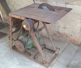 Cirkulárka se stolem i kolébkou