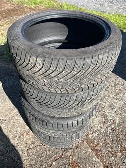 Pneu 225/45/17, R17, 4mm