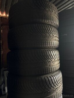 245/45 R18