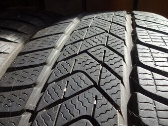 Zimní pneu Pirelli 225/60/17 - pěkný stav - možnost obutí - 1