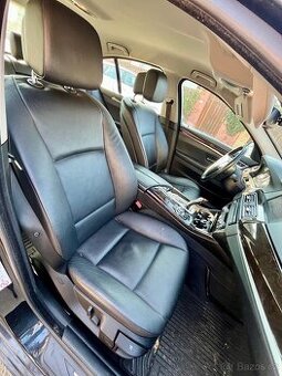 Bmw f10 kožený interiér. Sedačka řidiče chybí