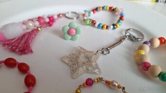 BIŽUTERIE PRO DĚTI - 4 x náramek, 1 x prstýnek, 2 x přívěsek