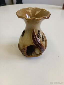 Keramická vázička s plastickým dekorem a „jeskyňkou“