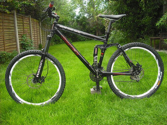 Carrera Banshee - full, celopéro, celoodpružené kolo 26"