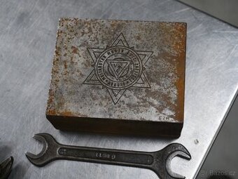 stará kovová raznice, matrice z materiálu 19 191