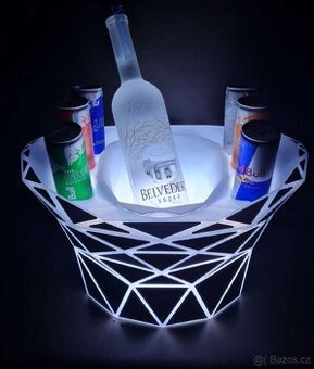 Exkluzivní chladicí box na láhve Red Bull s LED osvětlením