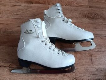 Dívčí lední brusle