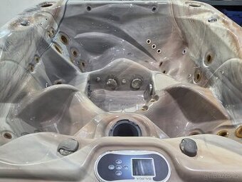 Vířivá vana Moorin (15)