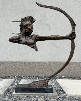 Velká bronzová socha Mohykánský válečník s lukem indián