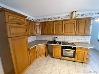 Kuchyňská linka – MASIVNÍ dvířka – SKLADEM