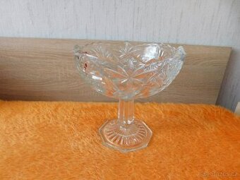 Skleněná mísa na nožce