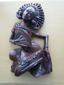Ručně vyřezávaná soška "Tanečnice z Bali