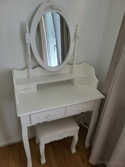 Toaletní stolek se zrcadlem