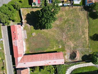 Stavební pozemek 4.945m2 s budovami,30min východně od Prahy - 1