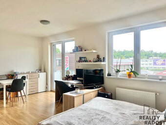 Pronájem bytu 1+kk, 41,5m2, balkonem, sklepem a garážovým st