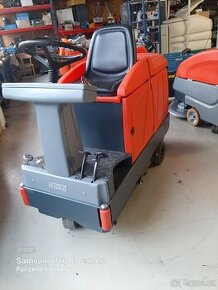 Podlahový mycí stroj Hako B 910 se sedící obsluhou
